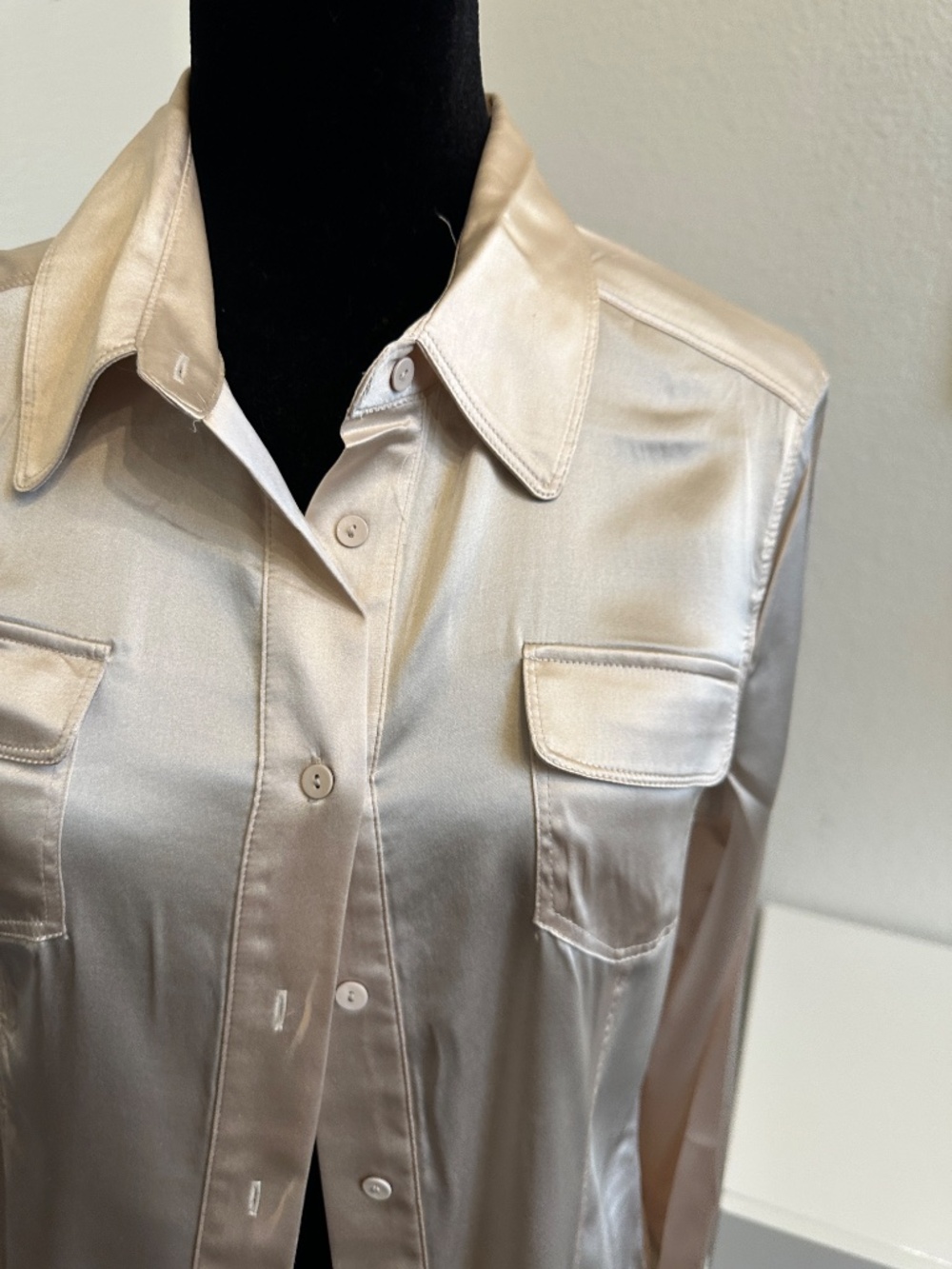 NWT BEBE BUTTON DOWN  SILK LONG SLEEVE SATIN SHIRT  W FRONT POCKETS L🔥♥️♥️ - Picture 5 of 11